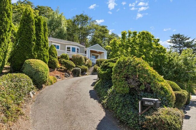 Foto del edificio - Charming Beach Drive Craftsman w/ AC and V...