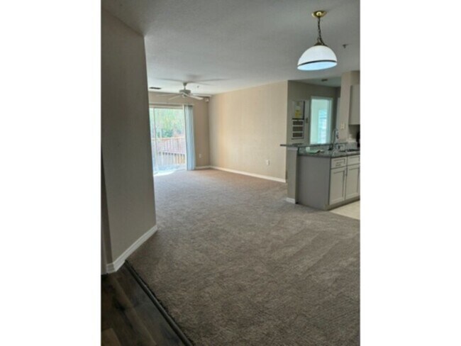 Building Photo - 2 bed 2 bath condo at CYPRESS FARIWAY