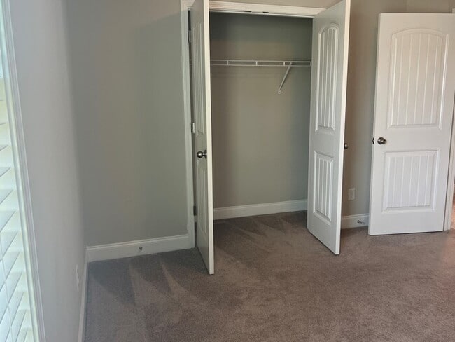 Building Photo - Available NOW - Stunning 4 Bedroom 2.5 Bat...