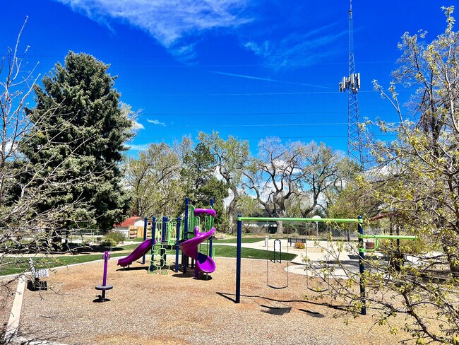 Explora el vibrante parque infantil perfecto para la diversión y la relajación al aire libre. - Westland Apartments