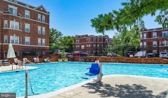 Foto del edificio - 3800 Porter St NW