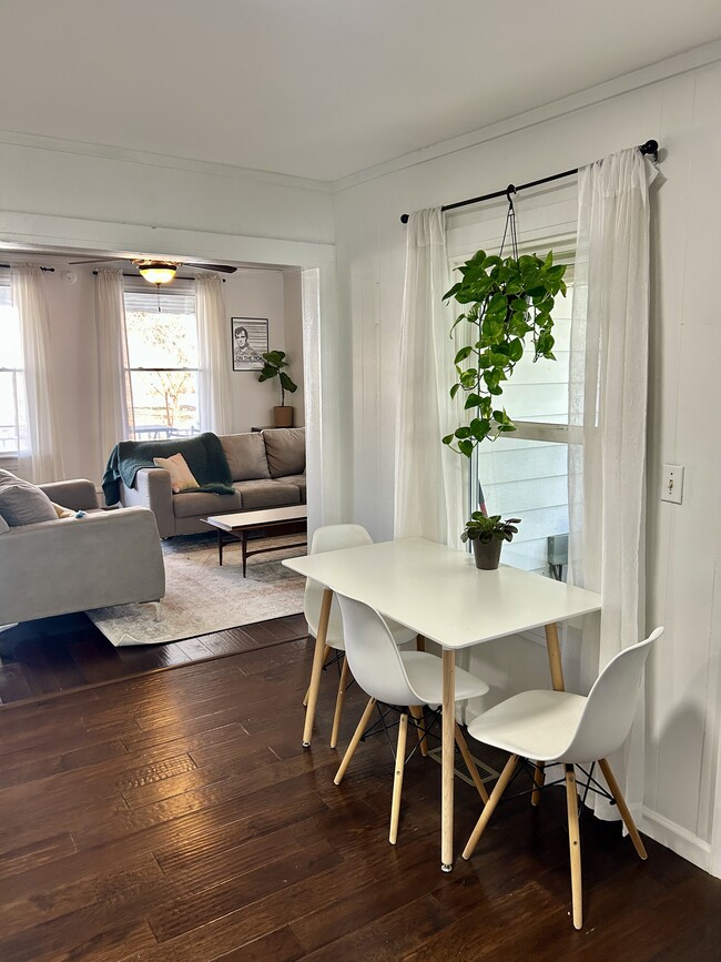 Dining Area - 976 E Market St