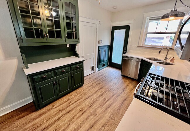 Foto del edificio - 7441 Teasdale Ave