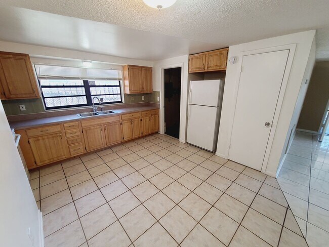 Foto del edificio - Charming Four Bedroom One Bathroom House p...