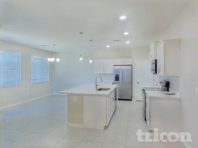 Building Photo - 1349 N Parkcrest