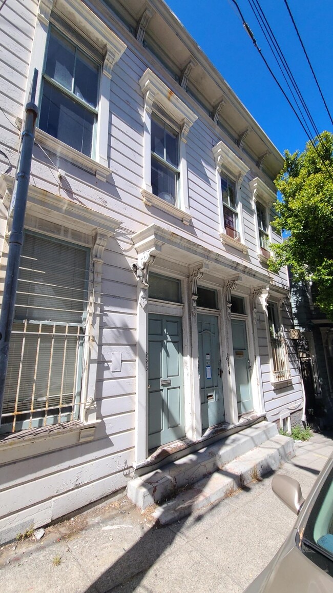 Building Photo - 220 Rose St
