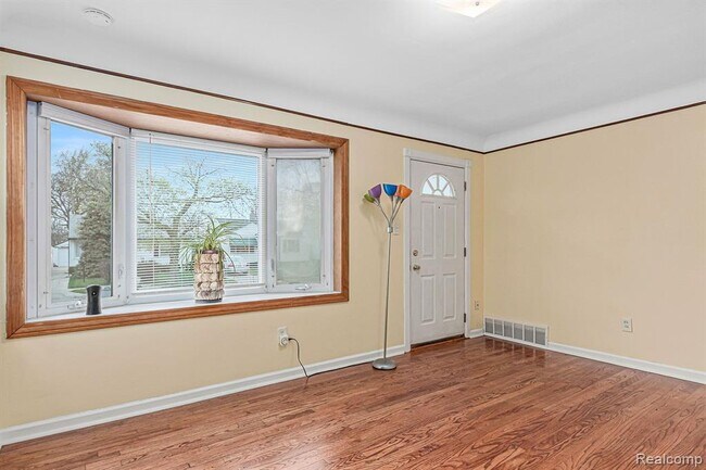 Building Photo - 1812 E Milton Ave