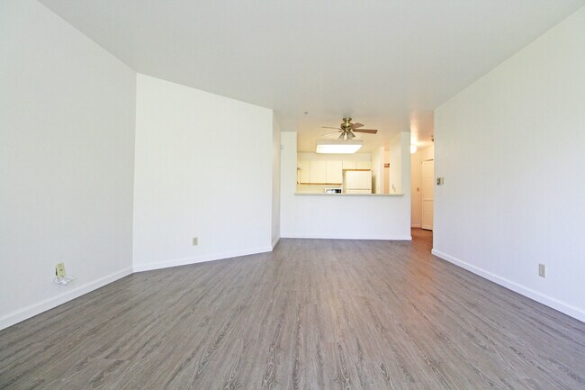 Building Photo - Spacious Adam's Point Condo Available NOW!