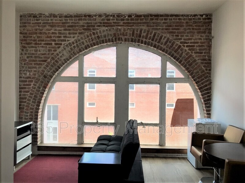 Primary Photo - 107 W Oak St