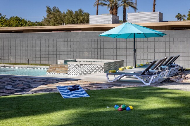 Foto del edificio - Desert Xscape - Pool, Jacuzzi, and Pet Friendly! (Monthly Only - No Long Term)