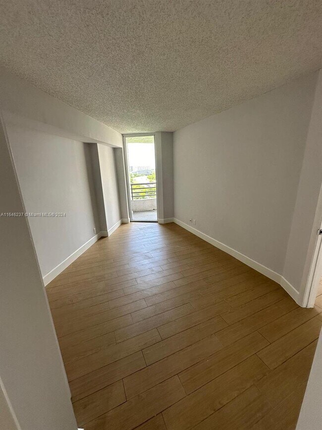 Foto del edificio - 3300 NE 191st St