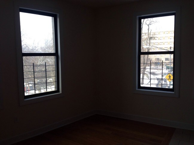 Building Photo - 910 Riverside Dr