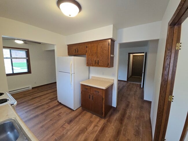 Kitchen vw into livingrm, diningrm, entrance - 141 Maple Ave S