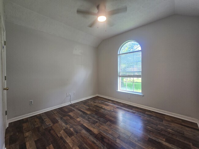Foto del edificio - 2112 Spring Hill Cir