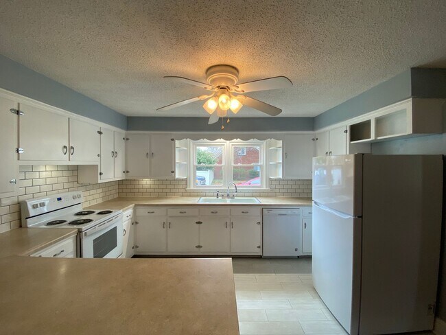 Building Photo - 4025 Robinhood Road