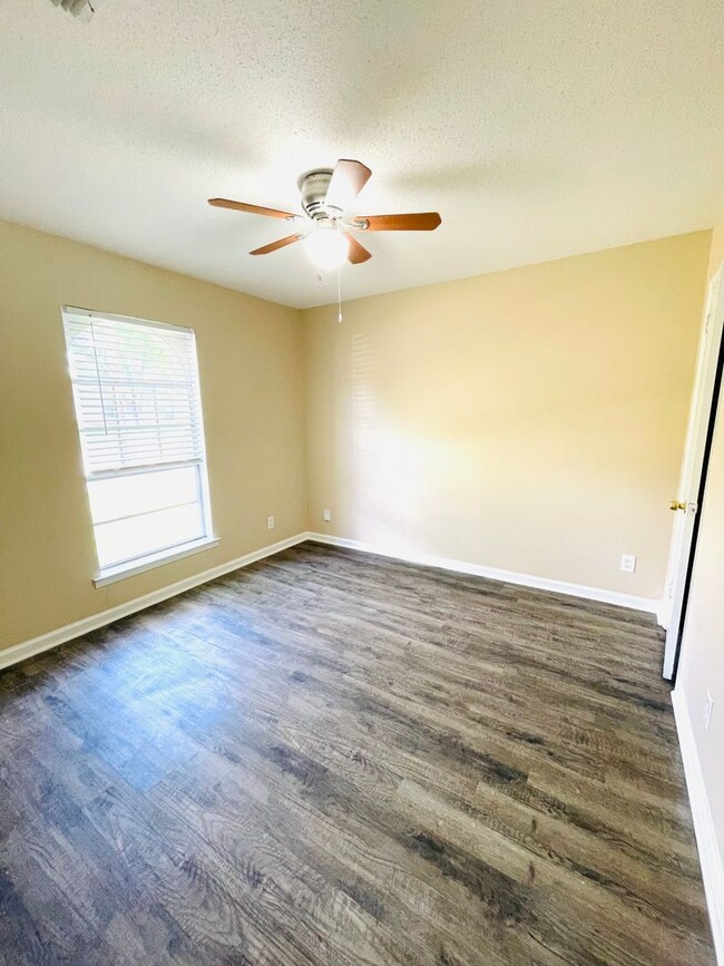 Building Photo - ** 3 Bed 2 Bath located in Regency Park **...