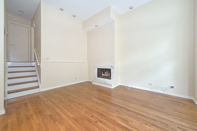 Building Photo - 1003 W Dickens Ave