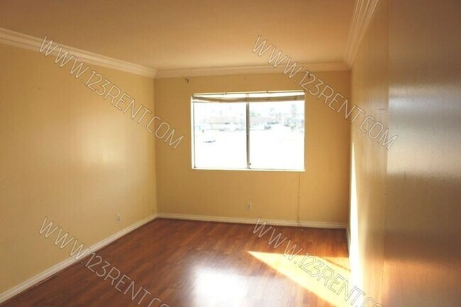 2bd 1bth Second Floor Apartment Palmdale East Apartment For Rent