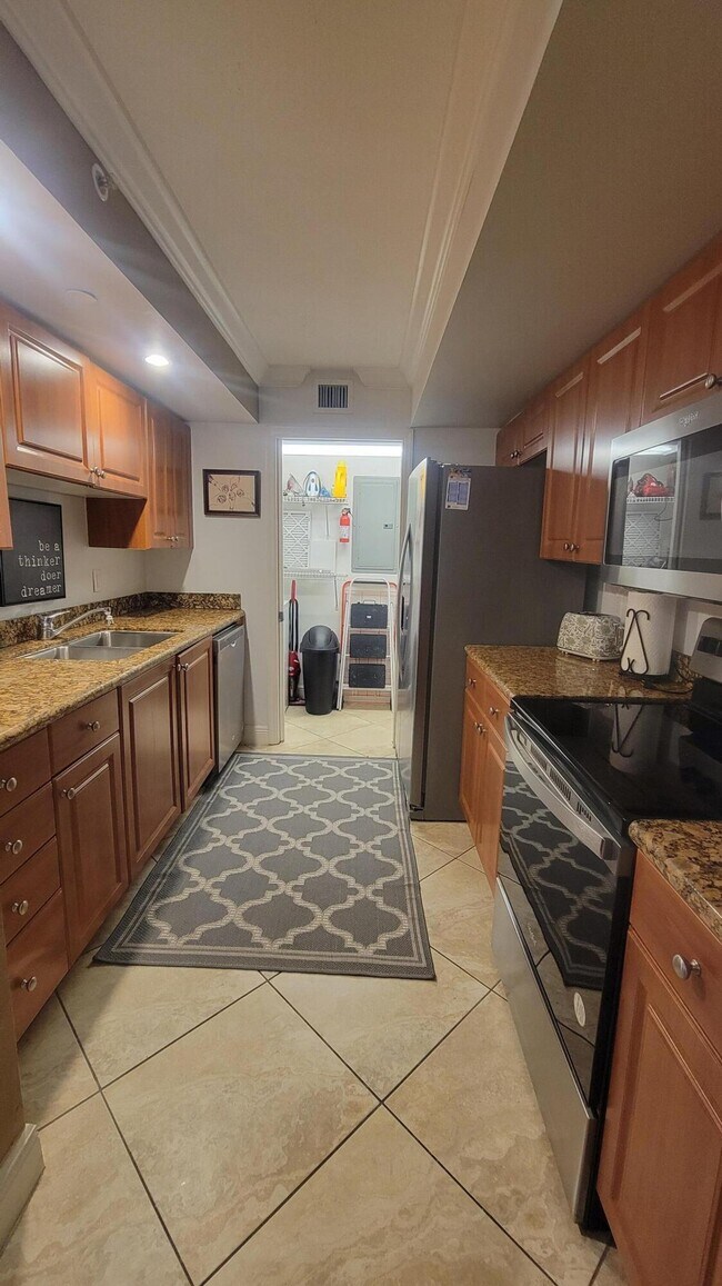 Foto del edificio - 6917 Collins Ave