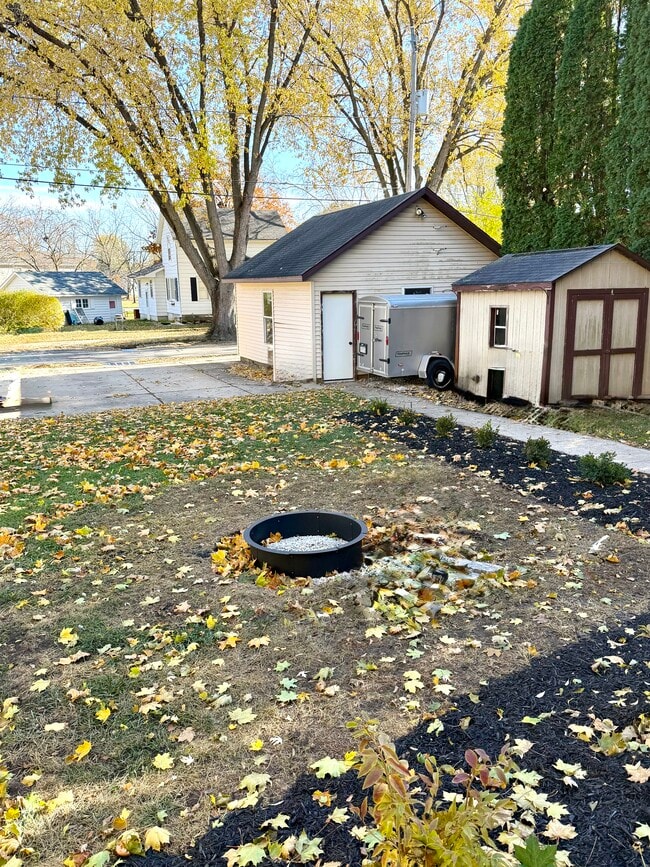 Building Photo - 323 S Janesville St