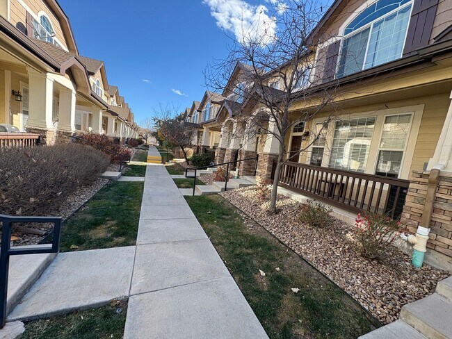 Building Photo - 3 Bed 3 bath Townhome in Castle Rock!