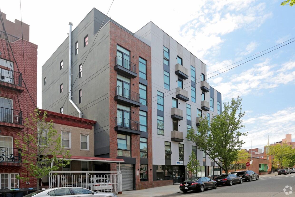 Building Photo - 550 Kingston Ave