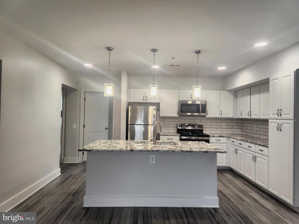 Foto principal - 19520 VILLAGE Walk Dr