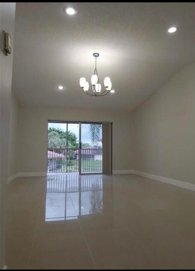 Building Photo - 9903 Three Lakes Cir
