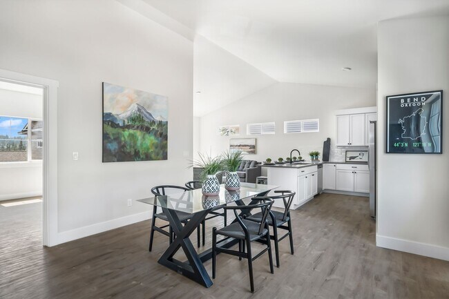 Foto del edificio - *SPECIAL REDUCED SECURITY DEPOSIT* New 2 Bed/1 Bath Duplex Apartment with Two Car Garage - Westsi...