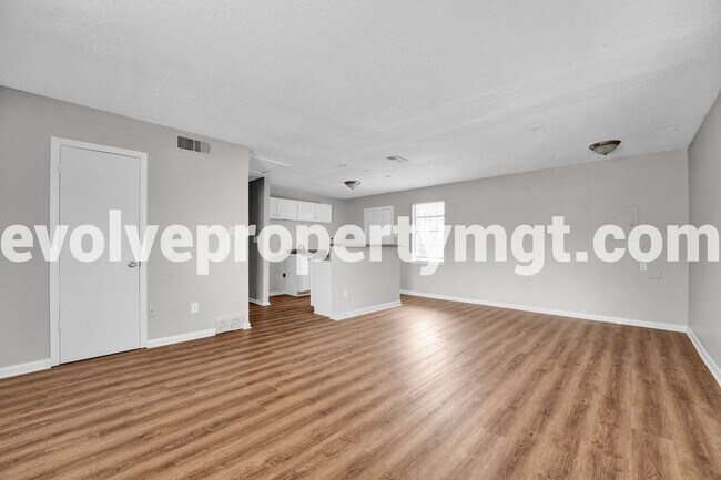 Foto del edificio - NEWLY RENOVATED IN GREAT LOCATION!!