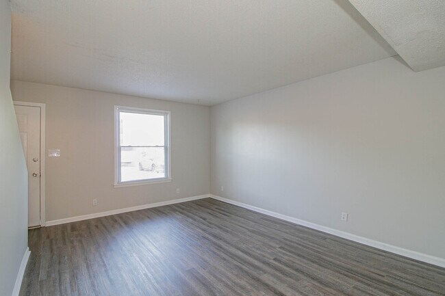 Building Photo - 809-B Golfview Place