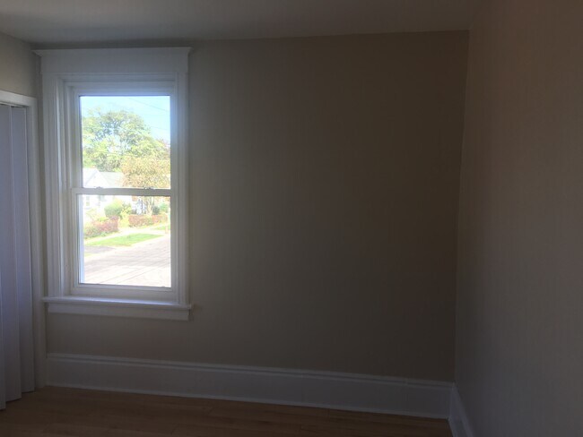 Master Bedroom - 345 Oshawa Blvd S