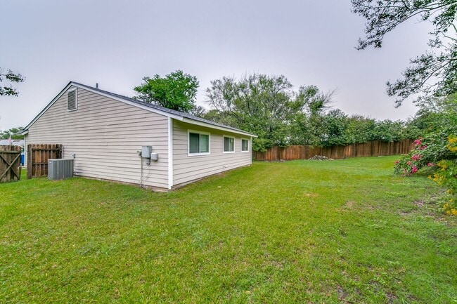 Building Photo - Adorable 3/1/1 in San Antonio!