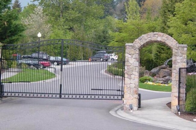 Building Photo - Upscale West Linn Condo!