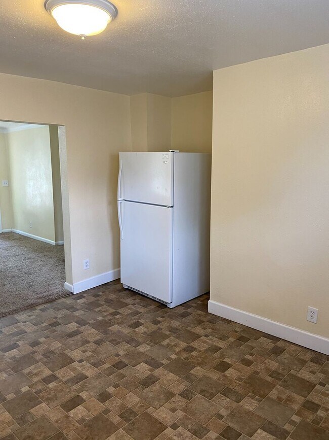 Building Photo - Renovated 2 bedroom, 1 bathroom home on So...