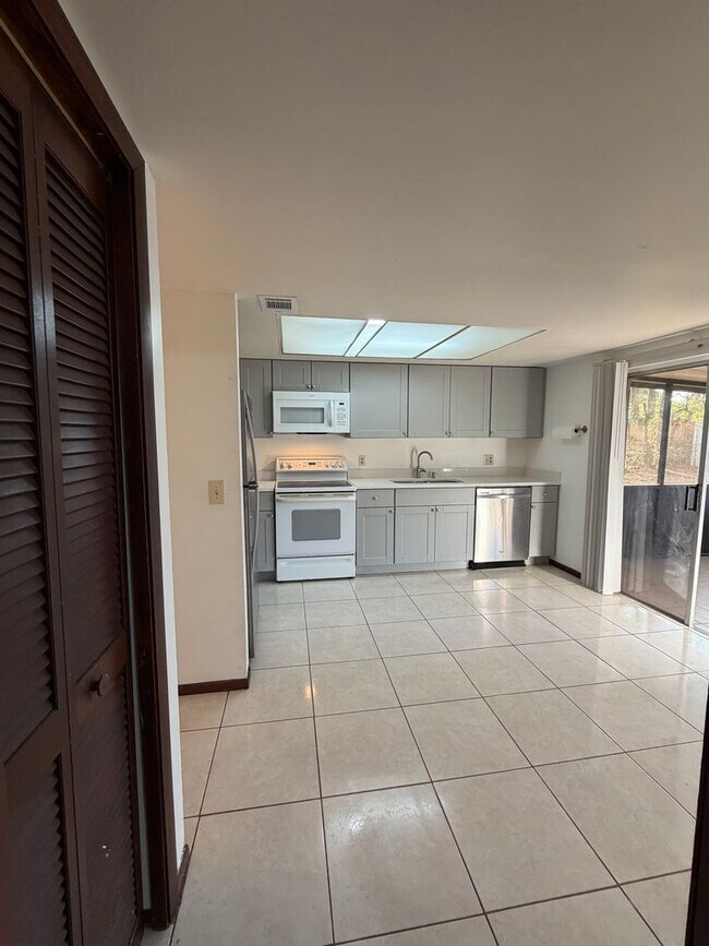 Building Photo - 2036 Las Palmas Cir