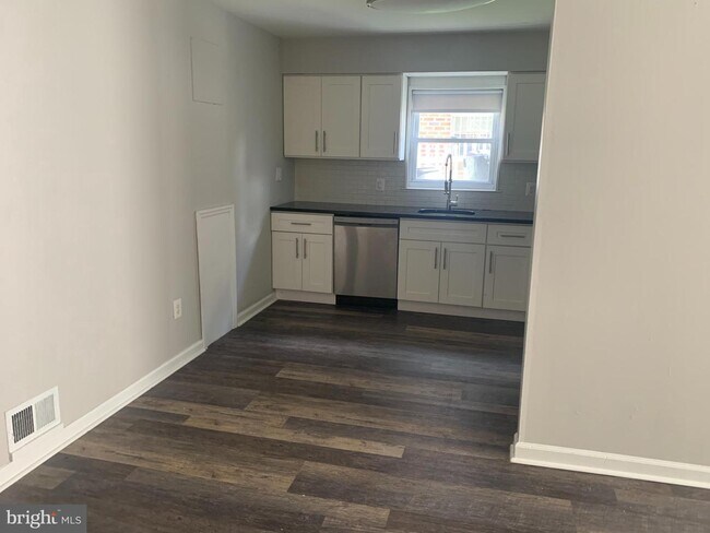 Foto del edificio - 7946 Summerdale Ave
