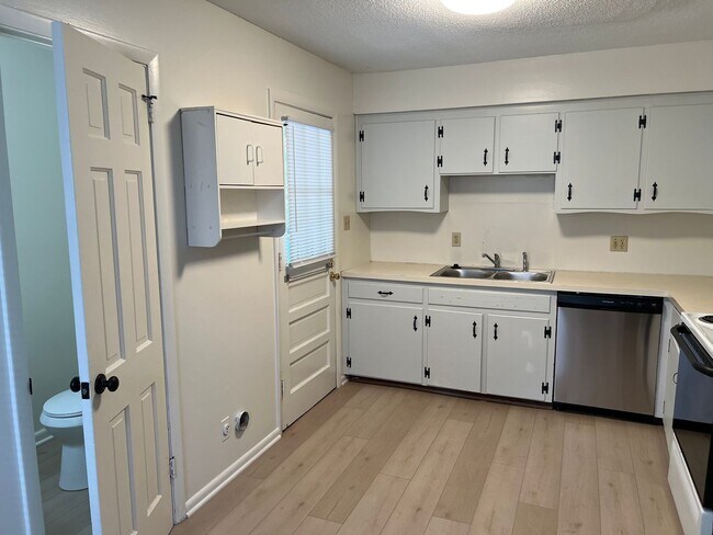 Foto del edificio - 717 A Grove Avenue, Raleigh- Bev Roberts R...