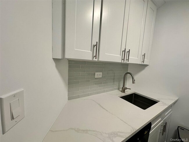 Building Photo - 2 Bay Club Dr