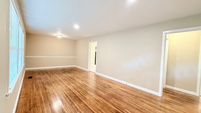 Building Photo - 1002 Evins St