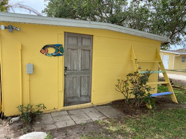 Building Photo - Two Bedroom, One Bath Walking Distance to ...