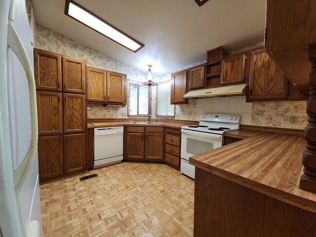 Building Photo - 8260 Sherwood Blvd