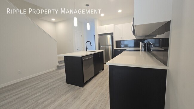 Photo du bâtiment - Modern 5 Beds, 3 Baths Duplex | No Pets Al...
