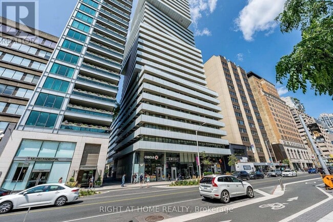 Building Photo - 200 Bloor St W