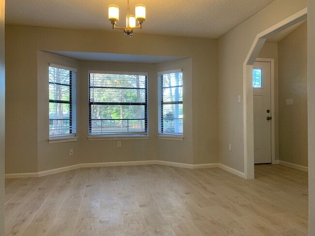 Dining - 522 Blankenship Ln