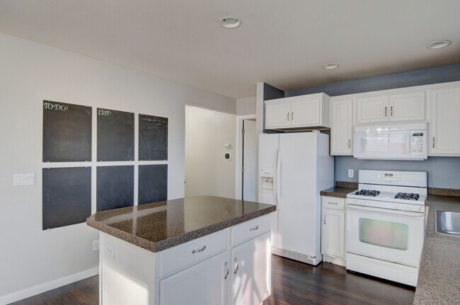 Foto del edificio - 5-Bedroom Home with Primary Bedroom on Main Floor