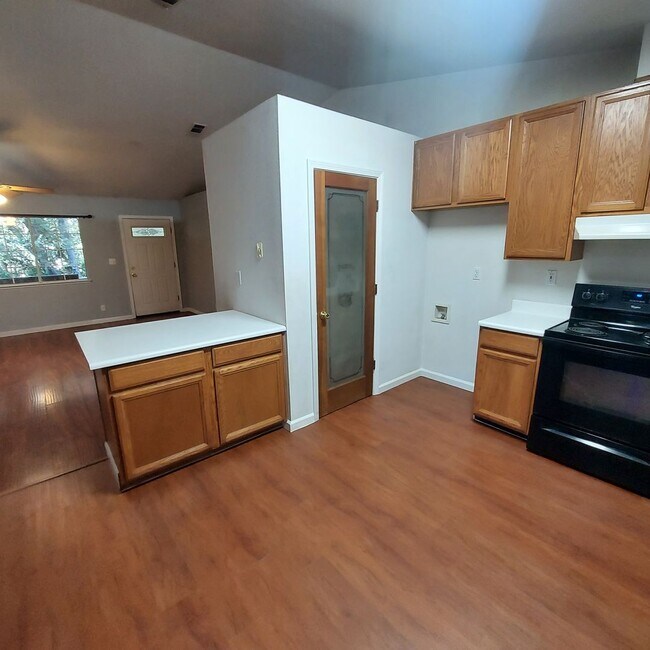 Building Photo - Beautiful Location! Spacious 3 bedroom, 2 ...