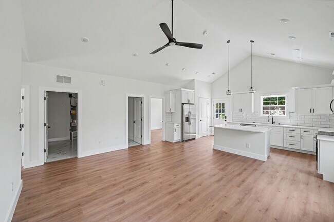 Foto del edificio - 1709 College Plaza Blvd