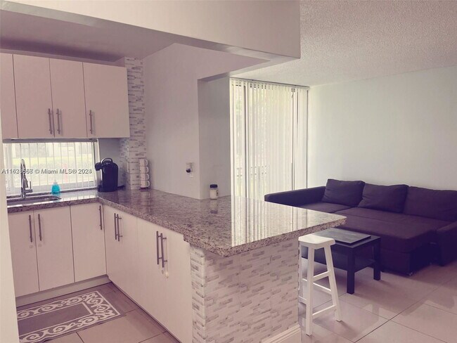 Foto del edificio - 17011 N Bay Rd