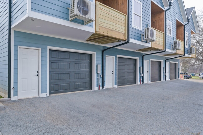 Building Photo - 1619 S Highland Park Ave